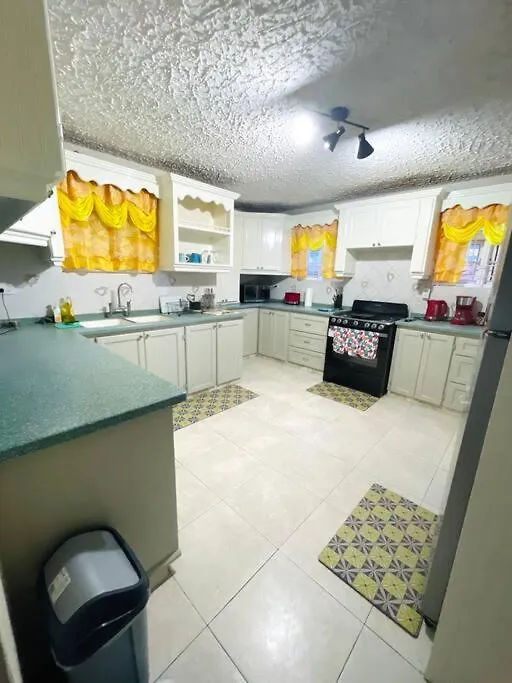 Holiday home Steps 2 Beach - 5 Bedroom 3 Bathroom Villa Christ Church